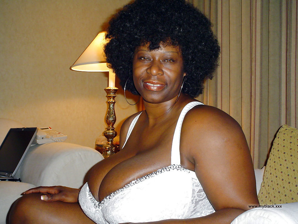 Giant Ebony Naked - Black Amateurs Naked - Big breasted ebony matures erotic pics