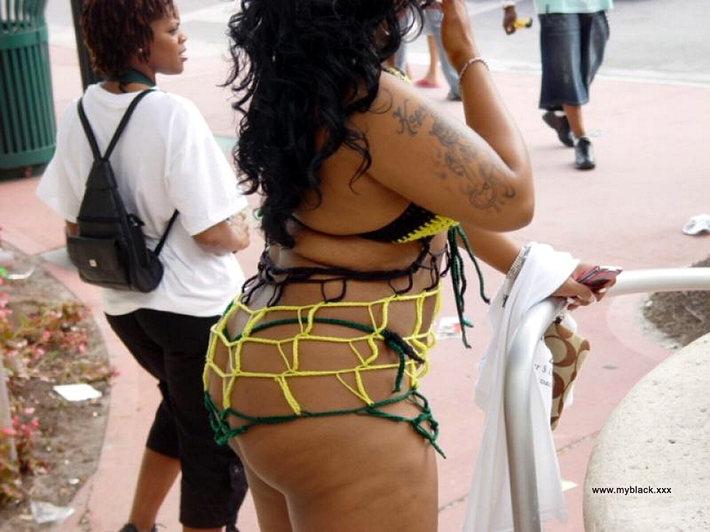 Nude Black Amateurs Walking - Black Amateurs Naked - These ebony housewives like to remove ...