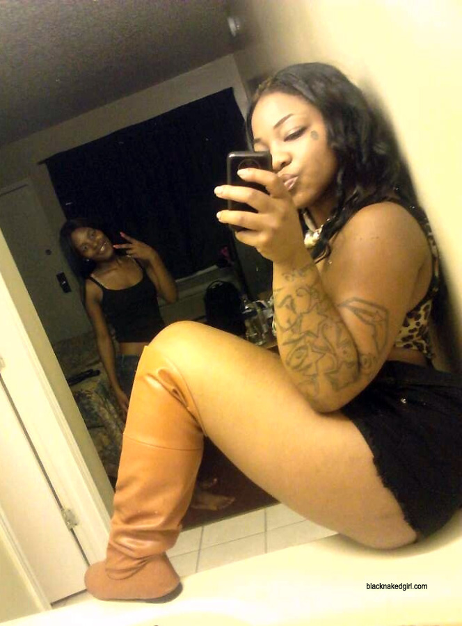 Black Amateurs Naked - Almost naked black women takes pictures in front of  mirror