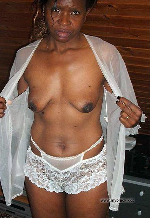 Black Amateurs Naked - A nice photo collection of fresh mature black moms